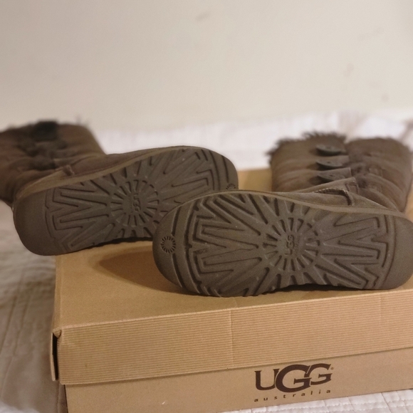 UGG Women's Bailey  Button Triplet 1873 W CHOCOLATE Mid-Calf Winter Boot size 5 - Picture 4 of 10